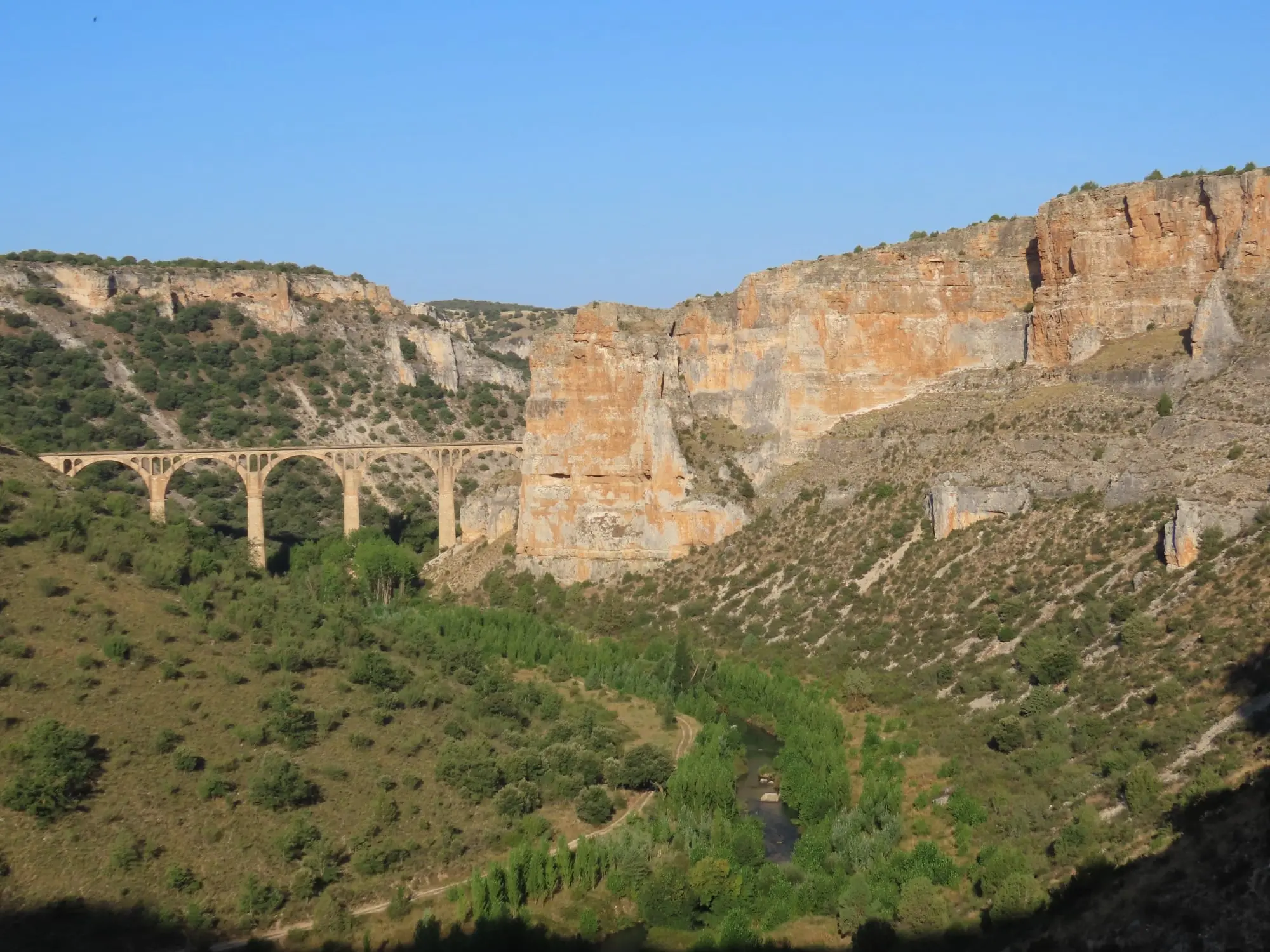 Hoces del río Riaza: la senda del río y sus buitres