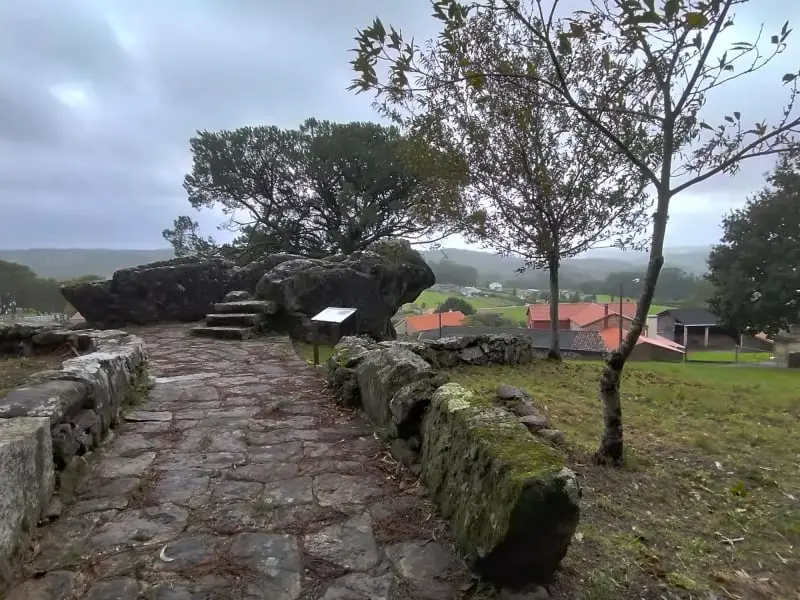 Sarcófagos de Pedra do Home